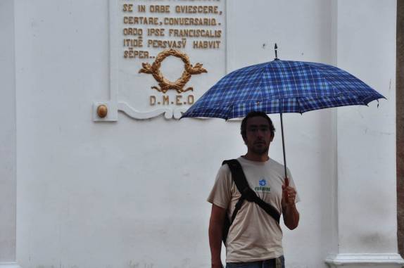 Enfrentando a chuva em Cali, na Colômbia